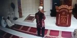 Video Viral Pria Tiba-Tiba Jatuh dari Langit Masjid Bikin Jemaah Syok, Mirip Mr Bean