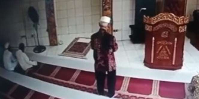 Video Viral Pria Tiba-Tiba Jatuh dari Langit Masjid Bikin Jemaah Syok, Mirip Mr Bean