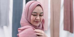 Tips Merawat Pashmina Plisket Agar Lipatannya Tahan Lama, Yuk Dipraktikkan!