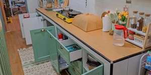 Dapur Mungil Terlihat Fresh dengan Perpaduan Tiga Warna