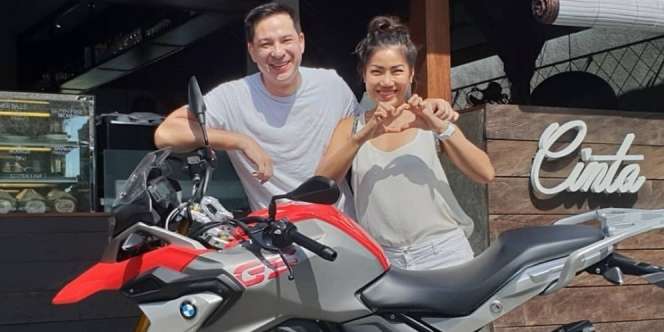 Momen Ari Wibowo Tak Jabat Tangan Istri di Depan Ruang Sidang Tuai Sorotan, Netizen: Kenapa Harus Saling Bermusuhan