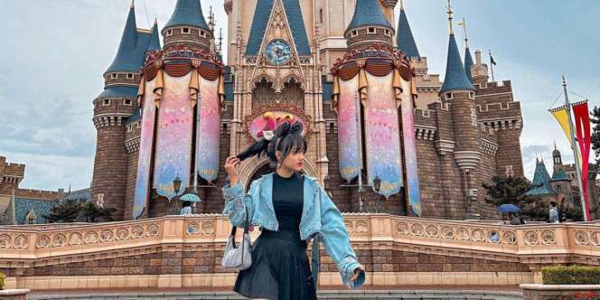 5 Potret Cantik Fuji Liburan di Jepang, Tampil Gemas dengan Bando Micky Mouse
