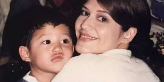 Bocah Laki-Laki yang Sedang Duduk di Pangkuan Ibunya Ini Sekarang Jadi Aktor Ganteng dan Nyaleg, Coba Tebak Siapa?