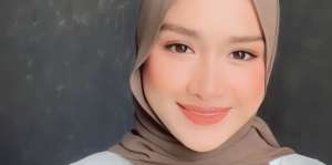 Anti Ribet, Cara Cepat Styling dengan Pashmina Sifon 