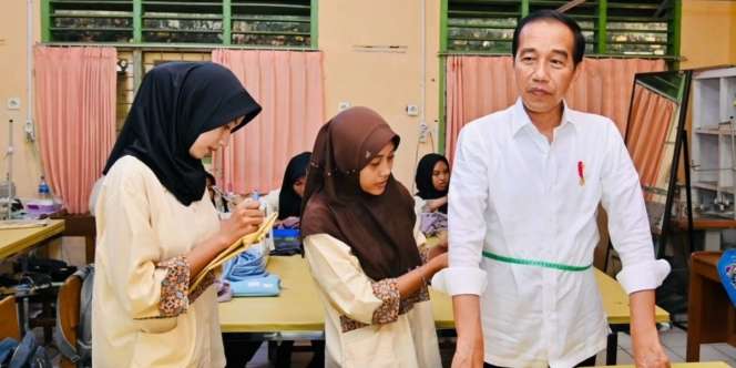 Momen Siswi SMK di Jambi Grogi Ukur Tubuh Jokowi Saat Diminta Buatkan Baju