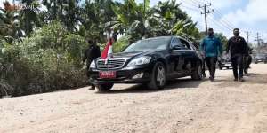 Mobil Mercy Jokowi `Disiksa` Lagi di Jambi: `Rusak Parah.... Masa Harus Saya Sampaikan`