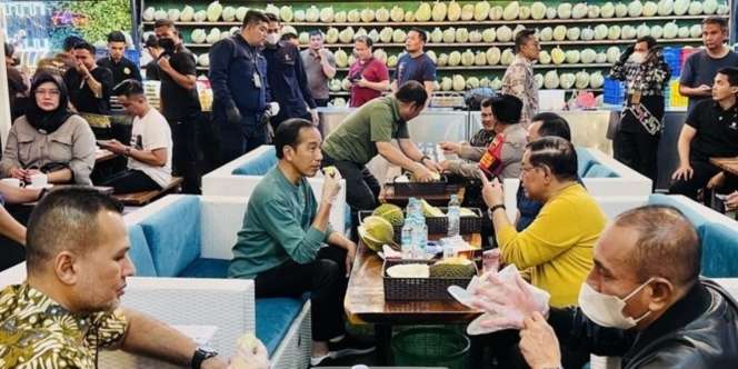 Rayakan Kemenangan Timnas U-22 di SEA Games 2023, Jokowi Traktir Menteri Makan Durian