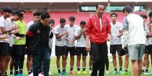 Momen Jokowi Ikut Kena Prank Wasit, Sudah Salaman Padahal Laga Timnas Belum Usai
