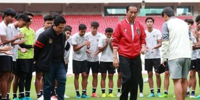 Momen Jokowi Ikut Kena Prank Wasit, Sudah Salaman Padahal Laga Timnas Belum Usai