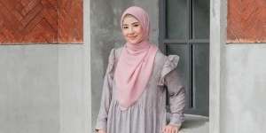 Pakai Gamis Motif dan Kerudung Pink, Aura Teduh Natasha Rizky Terpancar