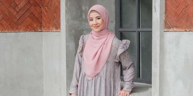 Pakai Gamis Motif dan Kerudung Pink, Aura Teduh Natasha Rizky Terpancar