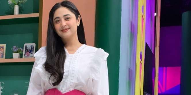 Begini Wajah Asli Dewi Perssik usai Tanam Lemak di Mata