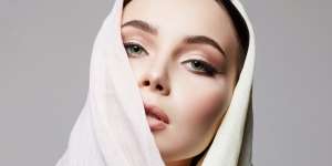 Pakai Eyeshadow Sesuai Warna Kulit, Riasan Mata Jadi Dramatis