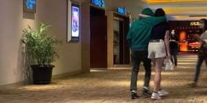 Heboh Foto Diduga Desta Rangkul Wanita, Netizen Penasaran