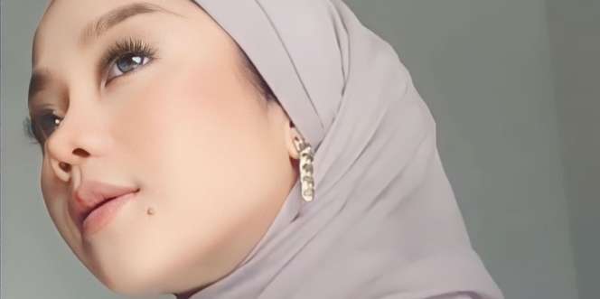 Tampil Beda dengan Style Turban Menutup Leher 
