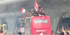 Meriahnya Arak-arakan Timnas U-22 SEA Games 2023, Pemain `Dilempari` Baju Berharap Kasih Tanda Tangan