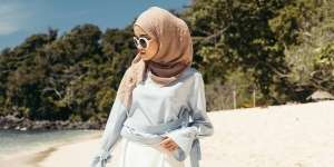 Inspirasi Penuh Gaya Liburan ke Pantai dengan Outfit Earth Tone