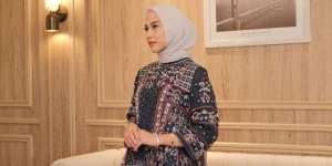 Elegan Penuh Detail, Tengok Style Tunik Nina Zatulini 