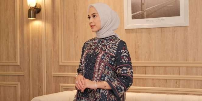 Elegan Penuh Detail, Tengok Style Tunik Nina Zatulini 