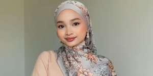 Padukan Pashmina Motif dengan Anting, Tampilan Jadi Glamor