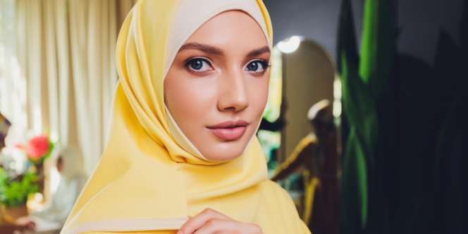 Samarkan Tanda Penuaan dengan Concealer Minimalis