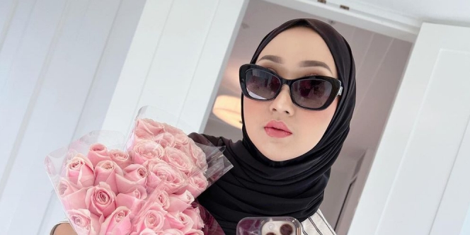 Steal Playful Look, Cape Fringe Shocking Pink Dian Pelangi 