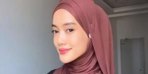 Buat Tampilan Girly dengan Pashmina Bahan Kaus