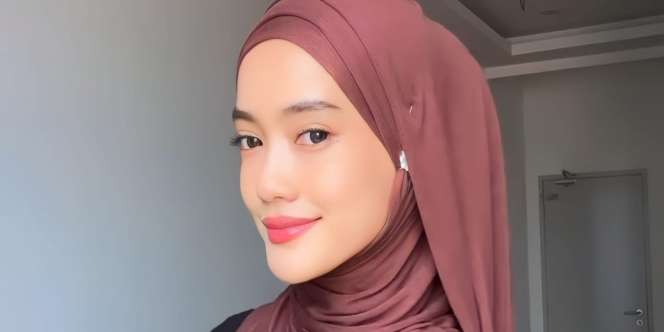 Buat Tampilan Girly dengan Pashmina Bahan Kaus