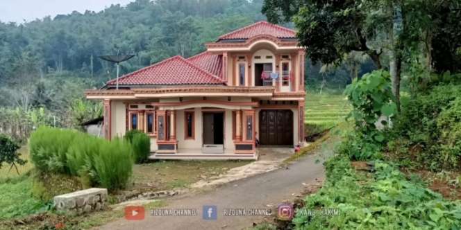 Viral! Rumah Megah Bertema Modern Klasik Letaknya Terpencil dan di Pinggir Sawah, Profesi Pemiliknya Mengejutkan
