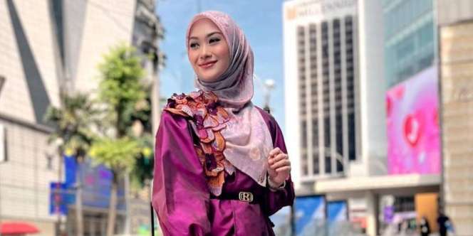 Indah Nada Puspita Tampil Mewah dengan Metalic Dress Indah Nada 