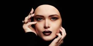 Buat Riasan Mata Dramatis dengan Eyeliner di Bulu Mata Palsu