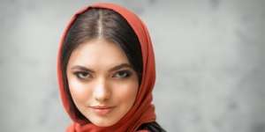 Mata Tampak Panjang, Buat Wing Liner dengan Eyeshadow Hitam 