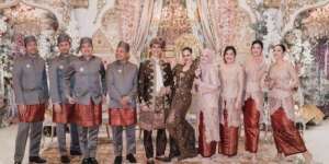 Gaya Desta dan Natasha Rizki Foto Bareng di Pernikahan Enzy Storia Curi Perhatian