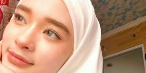 Look Kasual Inara Rusli Tanpa Niqab, Pilih Pakai Denim Dress