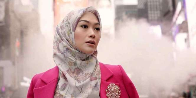 Pilihan Dress Stylish Bernuansa Syar'i Indah Nada Kala Umroh