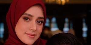 Desain Playful Dress Memikat Fairuz A Rafiq, Kembaran dengan Keluarga Kecilnya