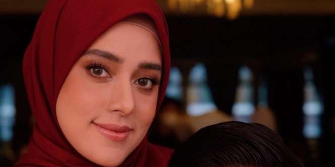 Desain Playful Dress Memikat Fairuz A Rafiq, Kembaran dengan Keluarga Kecilnya