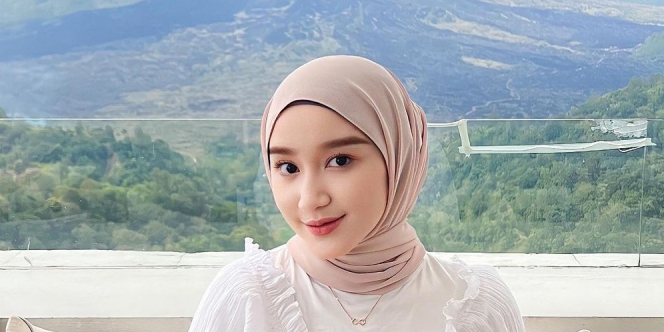 Inspirasi Outfit White on White dengan Style Classy