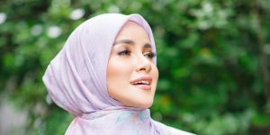 Penuh Risiko, Olla Ramlan Padukan Busana Maroon dan Sepatu Kuning Mentereng