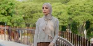 Outfit Santai Dara Arafah Jadi Cewek Bumi, Serba Earth Tone