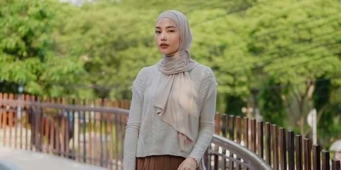 Outfit Santai Dara Arafah Jadi Cewek Bumi, Serba Earth Tone