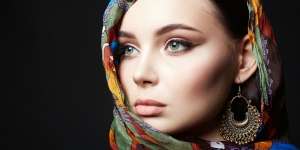 Kemiringan Eyeliner Sama di Mata Kanan dan Kiri dengan Bedak Tabur