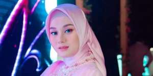Dinda Hauw bak Barbie Berhijab dengan Style Romantic Pink
