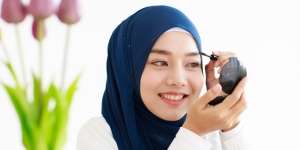Rapikan Alis Gondrong dan Sulit Diatur dengan Tutorial MUA