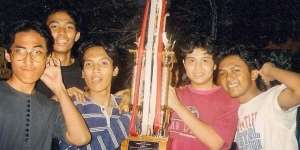 Remaja Berbaju Garis-Garis Biru Pegang Piala Sekarang Jadi Presenter Terkenal dan Sedang Jadi Sorotan, Coba Tebak Siapa?