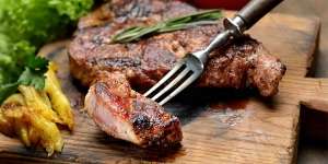 Tak Harus Pakai Bahan Dapur, Begini Cara Membuat Daging Empuk