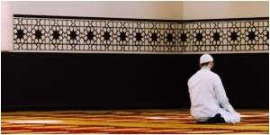 Jangan Langsung Beranjak Usai Sholat Subuh dan Maghrib, Amalkan Dahulu Dzikir yang Berfadilah Besar Ini