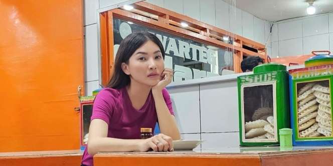 Potret Sarwendah Nongkrong di Warteg Bareng Ketiga Anak, Intip Menu yang Dipesan