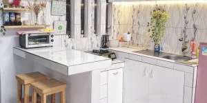 Gemasnya Desain Dapur U Bernuansa Putih, Mungil tapi Estetik