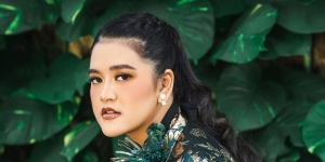 Kahiyang Ayu Tampil Berani dengan Outfit Tabrak Motif